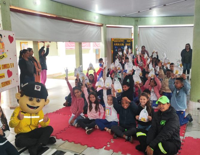 Sestran e Rizzo Parking entregam kits educativos sobre o trânsito para alunos da Escola Conceição Eloi dos Santos