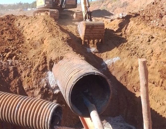 Governo Municipal realiza reforma da caixa de captação da rede fluvial na Avenida Jorge Elias Abrão