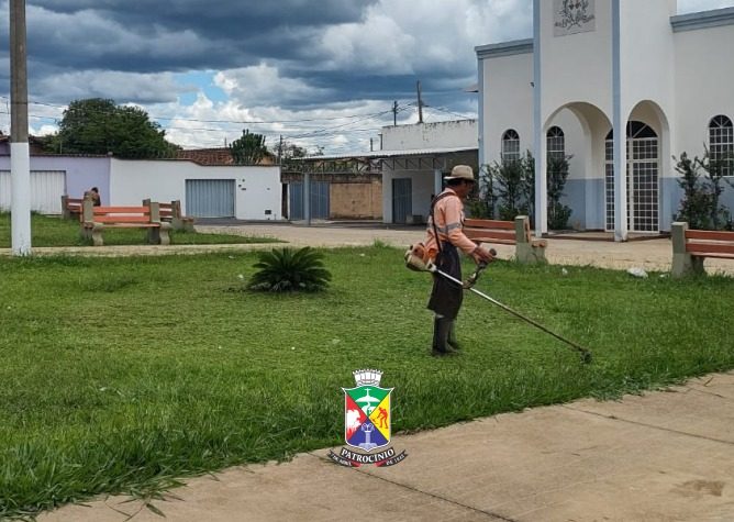 Serviços de poda de grama nos canteiros centrais seguem durante o período chuvoso