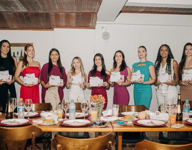 Escola de Formação de Rainhas inicia atividades com aula sobre etiqueta à mesa